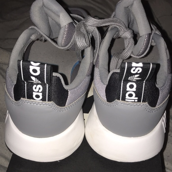 Women’s Adidas Size 7 Perfect Condition!! - Picture 4 of 6